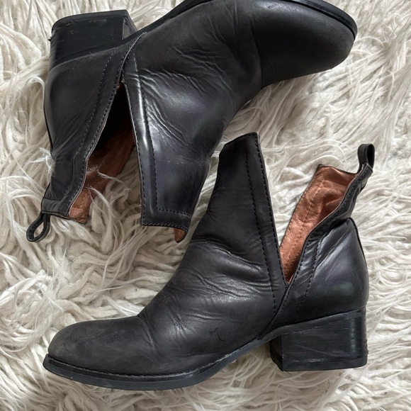Jeffrey Campbell Oriley Cut Out Black Leather Pull Tabs Ankle Booties Size 6 - Picture 5 of 12